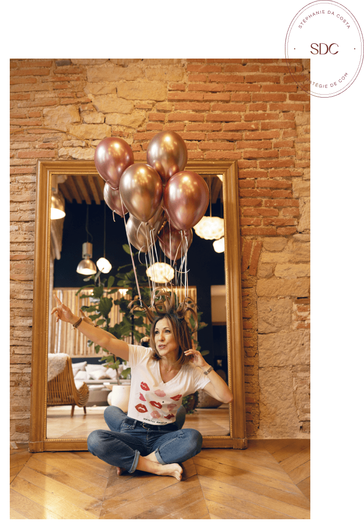 Photo de Stéphanie Da Costa avec des ballons accrochés dans les cheveux